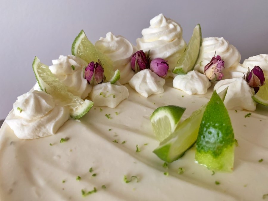 Zdrava torta od limete, datulja i lješnjaka bez šećera