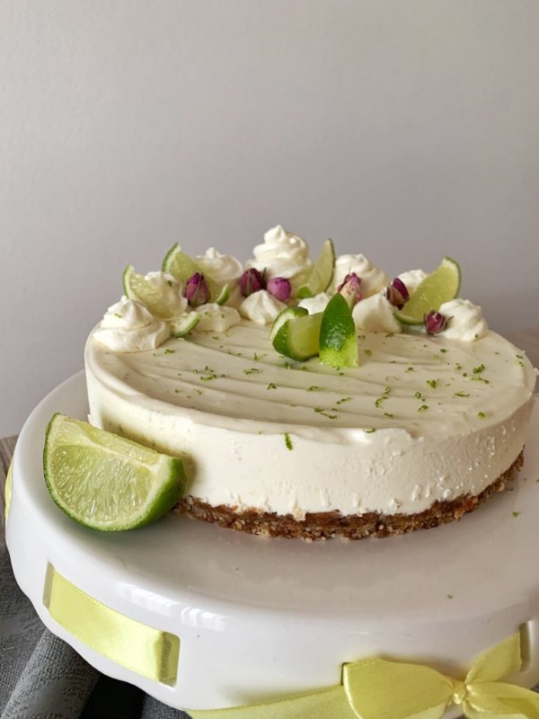 Zdrava torta od limete, datulja i lješnjaka bez šećera